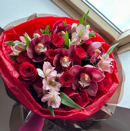 Букет с розами и орхидеями